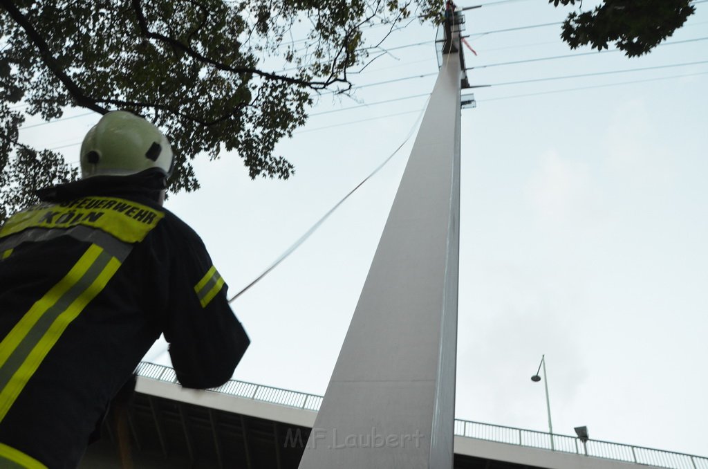 Einsatz BF Hoehenretter Koelner Seilbahn Hoehe Zoobruecke P2238.JPG